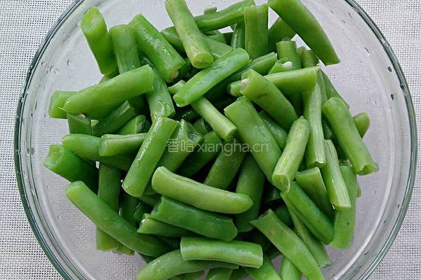 腊肠丁炒四季豆的做法图解3