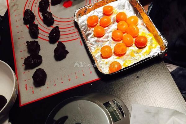 玫瑰豆沙蛋黄酥的做法图解5