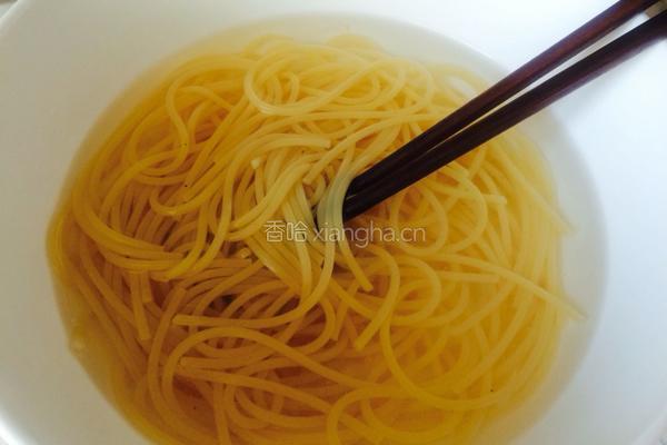 茄汁意面的做法图解2