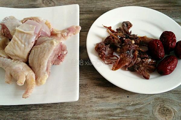 墨鱼炖鸡的做法图解1