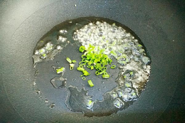 玉米粒炒肉末的做法图解2