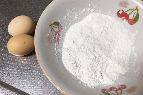 鸡蛋面粉饼的做法图解1