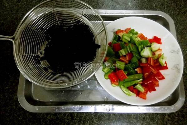 青椒炒豆豉的做法图解1