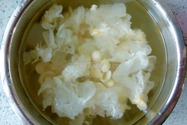 雪耳莲子羹的做法图解3
