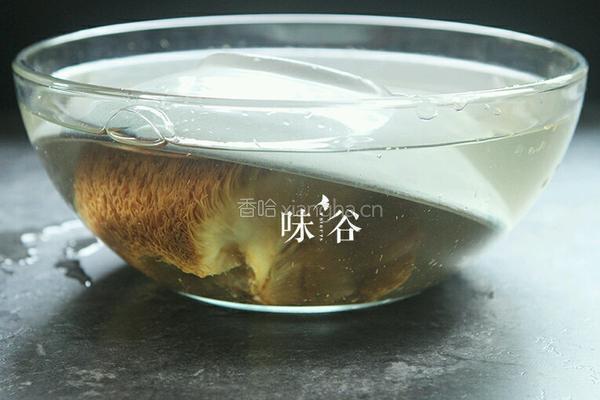 猴头菇炖鸡的做法图解2