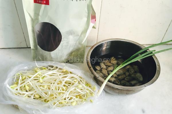 黄豆芽炖粉条的做法图解1