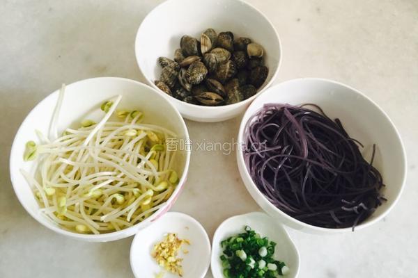 黄豆芽炖粉条的做法图解2