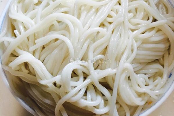 牛肉炒米线的做法图解3
