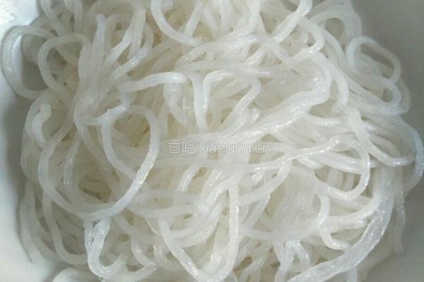 鸡肉炖粉条的做法图解1