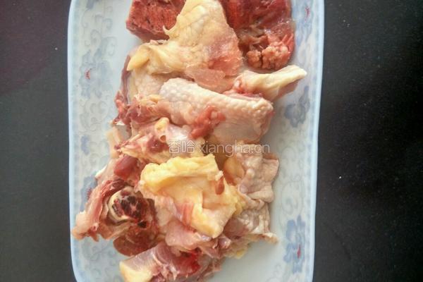 鸡骨架炖土豆的做法图解1
