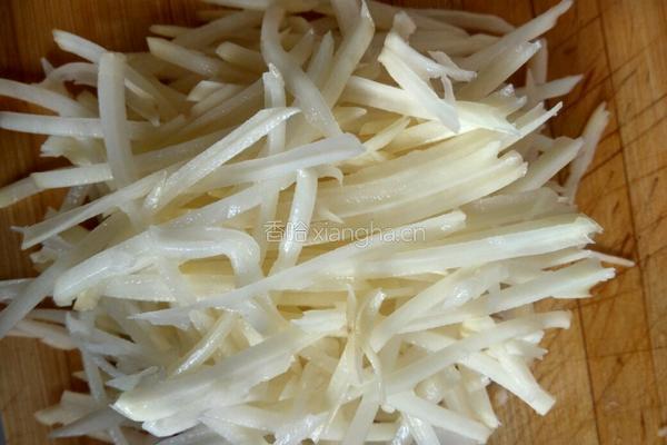 土豆炒鸡胸肉的做法图解1
