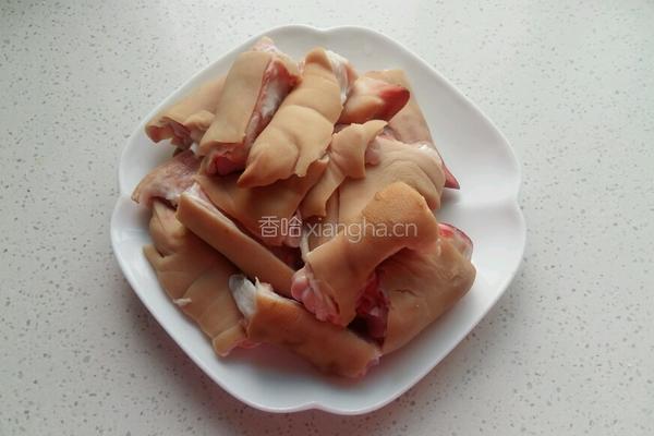 冰糖炖猪蹄的做法图解2