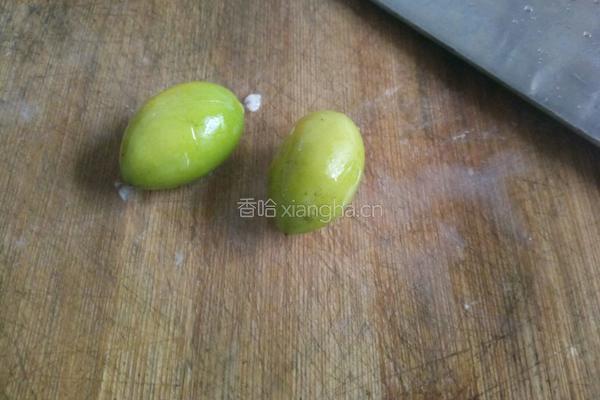青橄榄炖猪粉肠的做法图解3