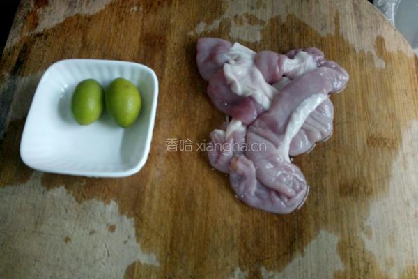 青橄榄炖猪粉肠的做法图解1