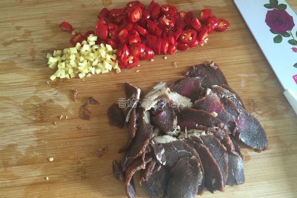 芥蓝炒腊牛肉的做法图解2