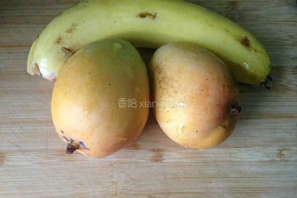 芒果香蕉果汁的做法图解1