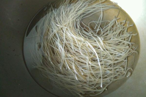 黄豆芽炒粉条的做法图解1
