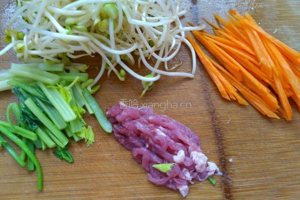 黄豆芽炒粉条的做法图解2