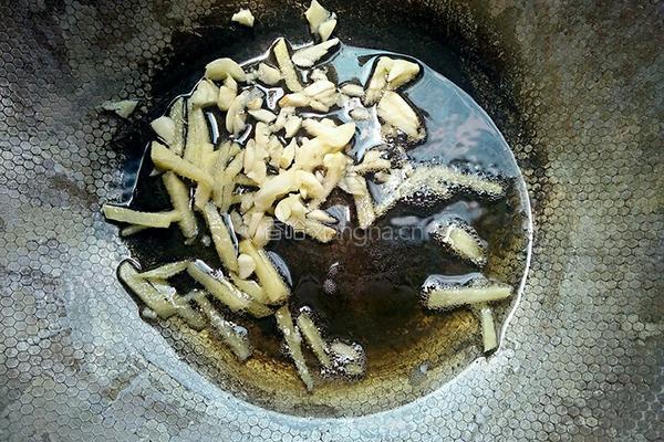 辣椒洋葱炒肉的做法图解3