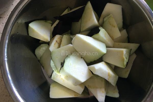 土豆炖圆茄子的做法图解2