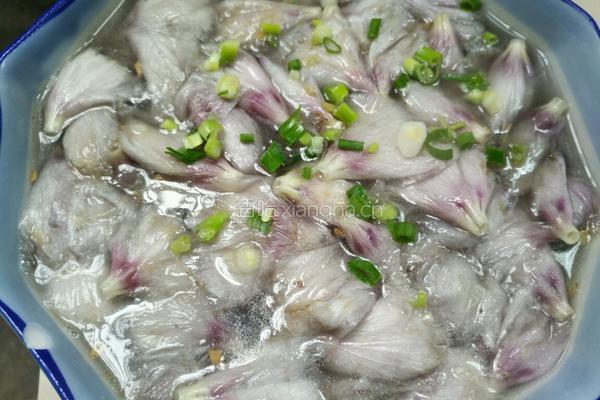 筒子骨炖木槿花的做法图解3