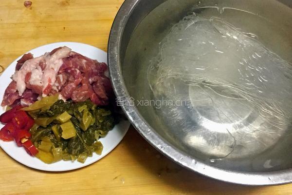 酸菜肉丝米粉汤的做法图解1