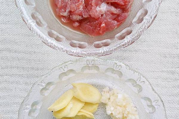 肉片烧蘑菇的做法图解2