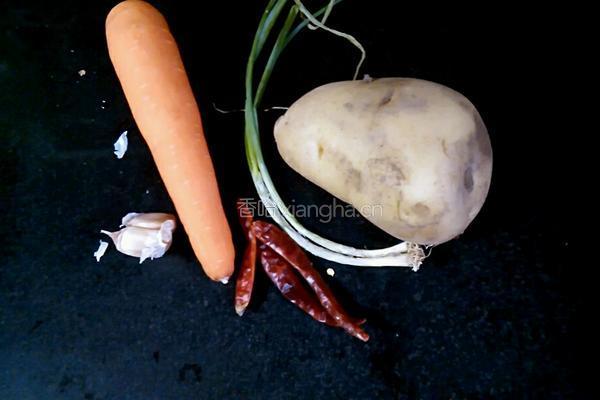 胡萝卜炒土豆的做法图解1
