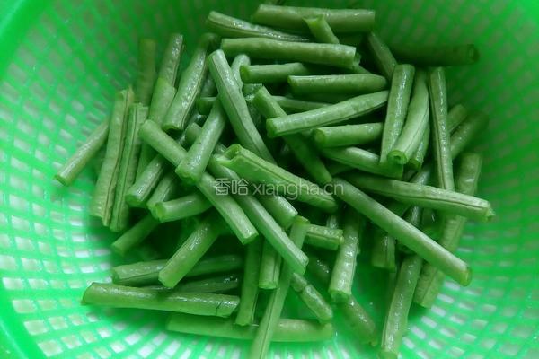 鸡腿炖豆角的做法图解2