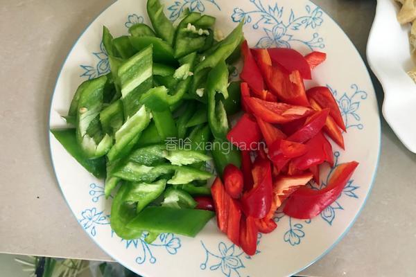 辣椒炒豆腐干的做法图解2