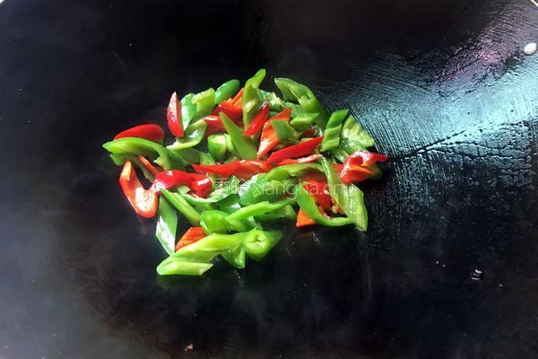 辣椒炒豆腐干的做法图解8