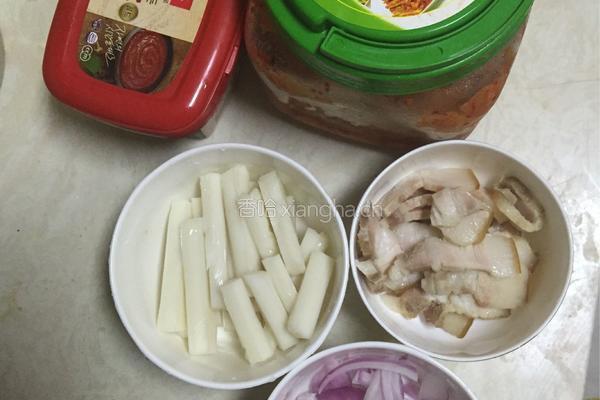泡菜炒年糕的做法图解1