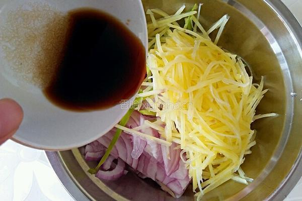 凉拌洋葱土豆丝的做法图解6