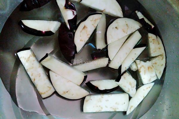 紫苏叶烧茄子的做法图解2