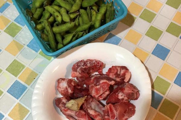 毛豆排骨汤的做法图解1