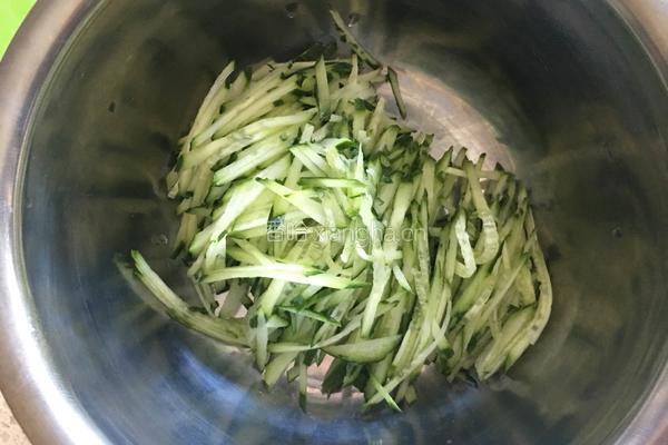 黄瓜拌豆腐皮的做法图解4
