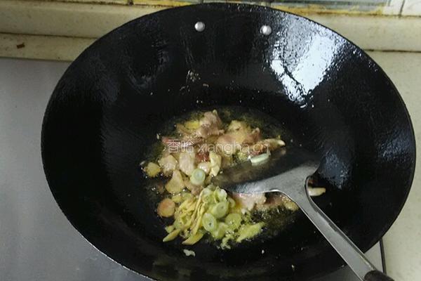 白菜猪肉炖粉条的做法图解3