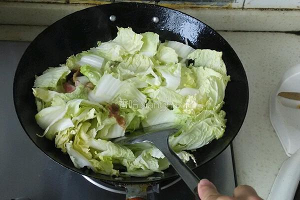 白菜猪肉炖粉条的做法图解4