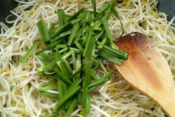 绿豆芽炒韭菜的做法图解2