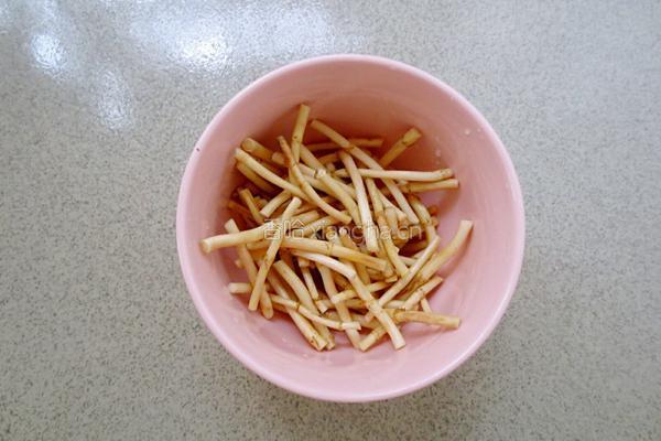 鱼腥草炒肉丝的做法图解1