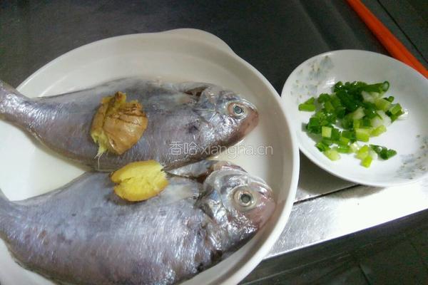煎咸鱼的做法图解2
