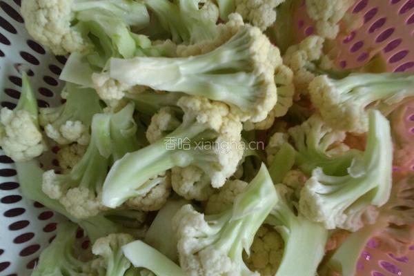 耗油炒菜花的做法图解1