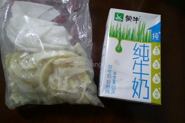 花胶炖牛奶的做法图解1