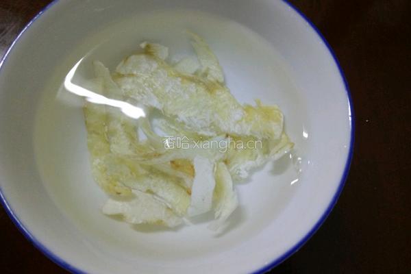 花胶炖牛奶的做法图解2