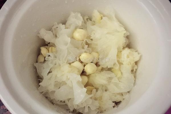 银耳红枣莲子羹的做法图解5