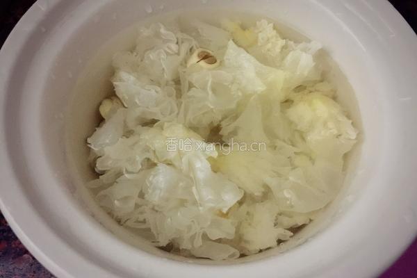 银耳红枣莲子羹的做法图解6