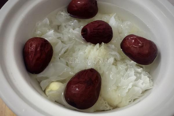 银耳红枣莲子羹的做法图解7