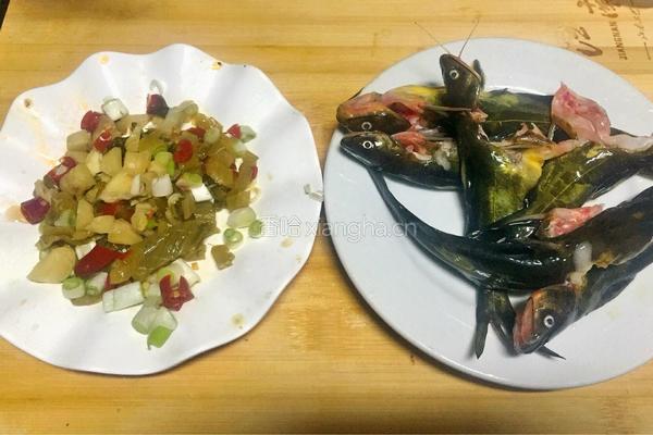 酸菜焖鱼的做法图解2