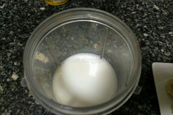 香蕉牛油果奶昔的做法图解3