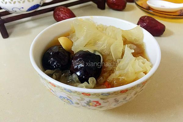 银耳红枣莲子羹